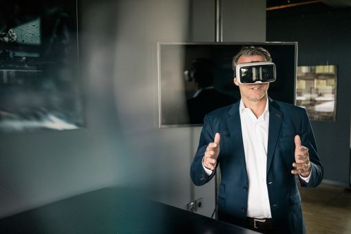 Hombre con traje utiliza gafas de realidad virtual