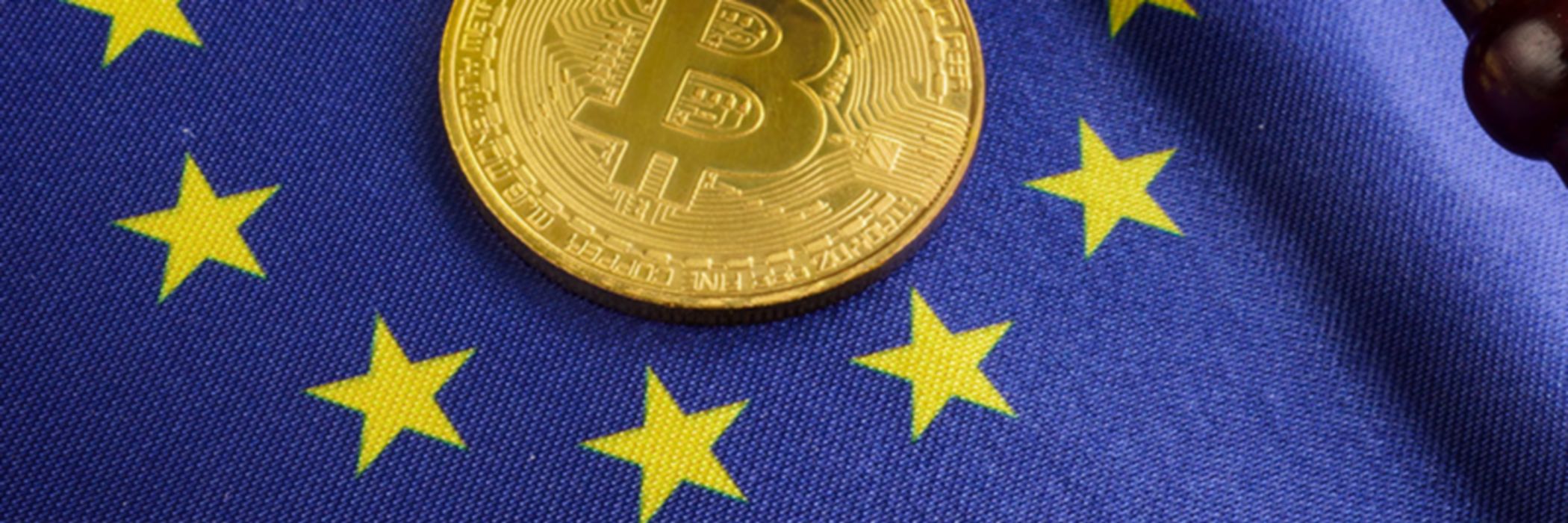Illuastrasjon med en bitcoin i en sirkel av EU-stjerner, og en dommerklubbe