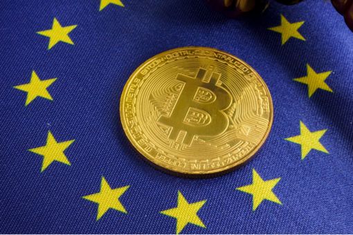 Illustrasjon av en bitcoin og et EU-flagg