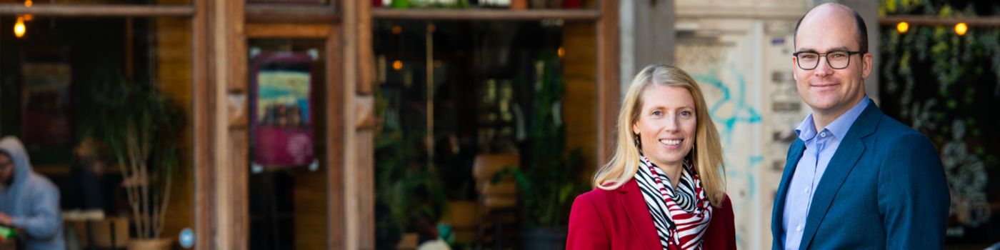 㣨Leyu`s flexibele verloningsexpert Olivier Vanneste met HR-strategie-expert Tania Pittoors.