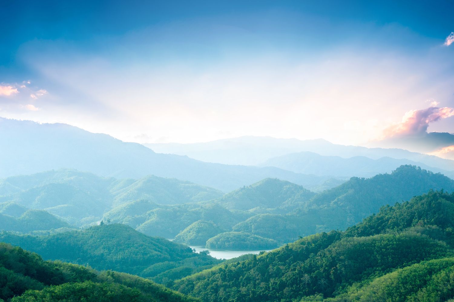 Concept de la Journée mondiale de l'environnement : Montagnes vertes et beaux nuages sous le ciel bleu