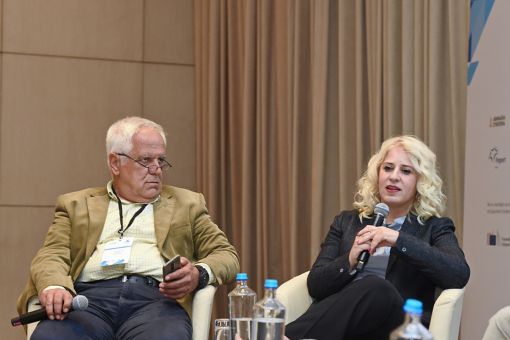 Λεζάντα φωτογραφίας: Ο δημοσιογράφος της εφημερίδας Καθημερινή, Πάσχος Μανδραβέλης και η Γενική Διευθύντρια & COO της KPMG, Σιάνια Κυριάκου στο πάνελ «Έρευνα και Καινοτομία: άπιαστο όνειρο ή ρεαλιστικός στόχος;»