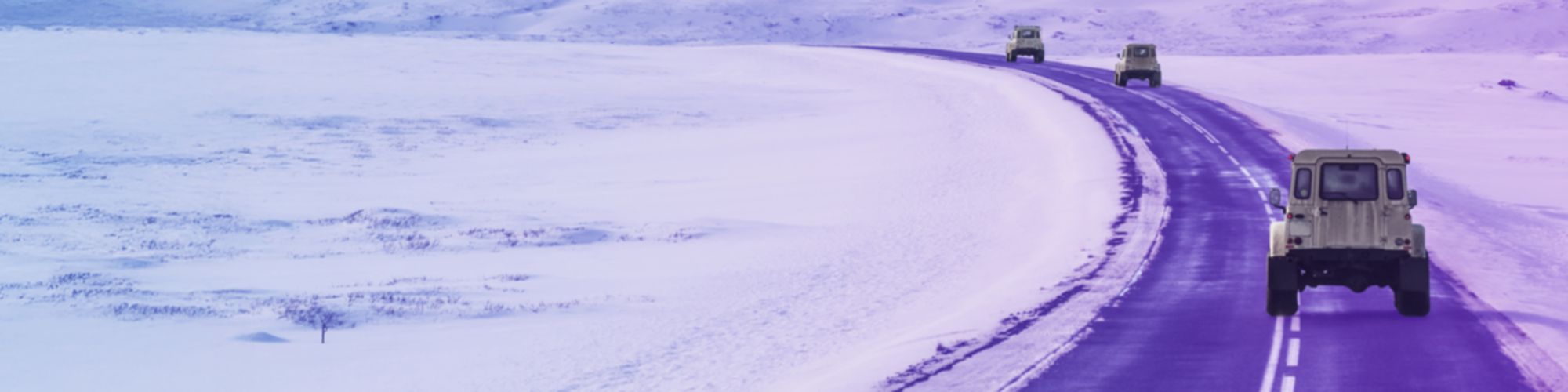 Þrír hvítir jeppar ferðast um Ísland um vetur