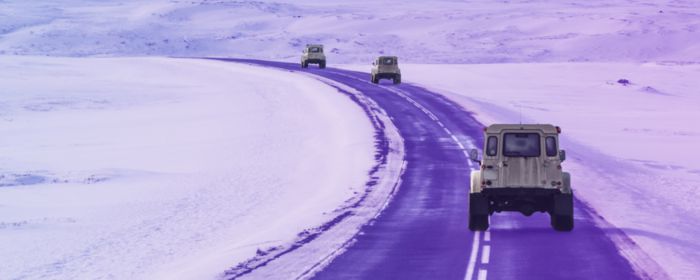 Þrír hvítir jeppar að ferðast um Ísland um vetur