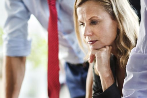 vrouw met team bekijken opties