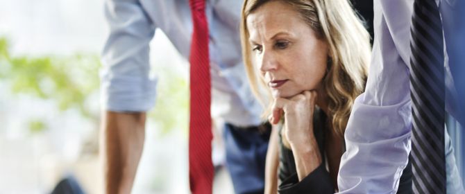 vrouw met team bekijken opties