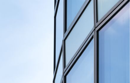 Vue latérale d'un bâtiment de bureaux