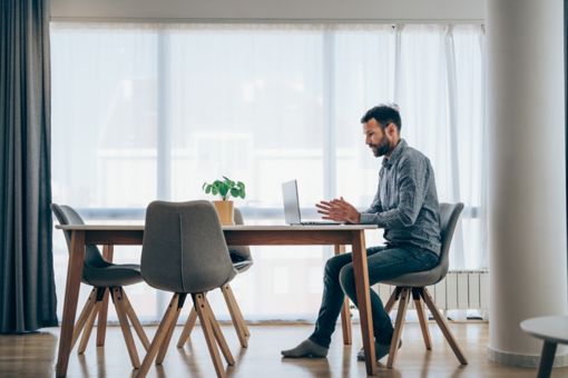 Hombre trabajando en su computadora desde casa