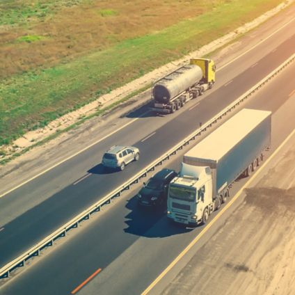 Des voitures et des camions sur une autoroute