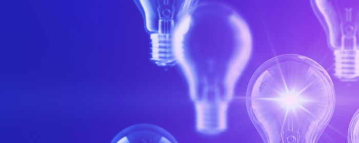 Glühbirnen auf lila Hintergrund