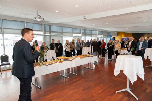 Hlynur býður fólk velkomið