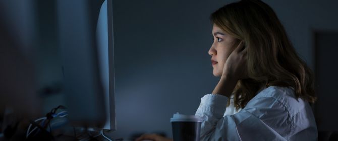 Mujer frente a computadora