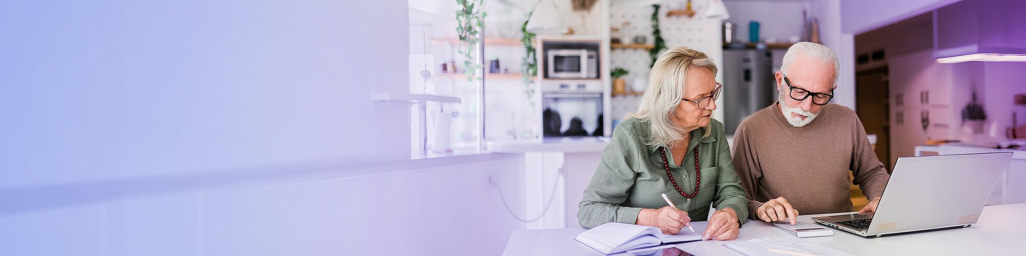 Aeltere Menschen am Tisch