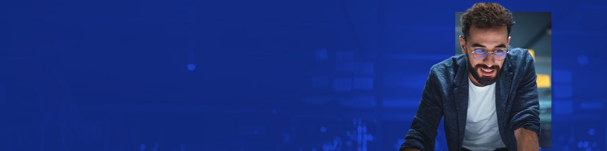 man kijkend naar computerscherm