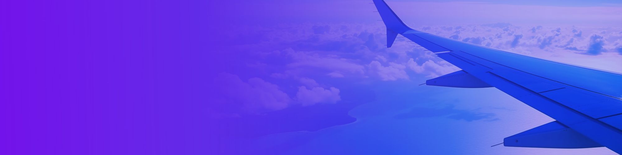 Aile d'avion de ligne survolant la bannière des îles et des nuages