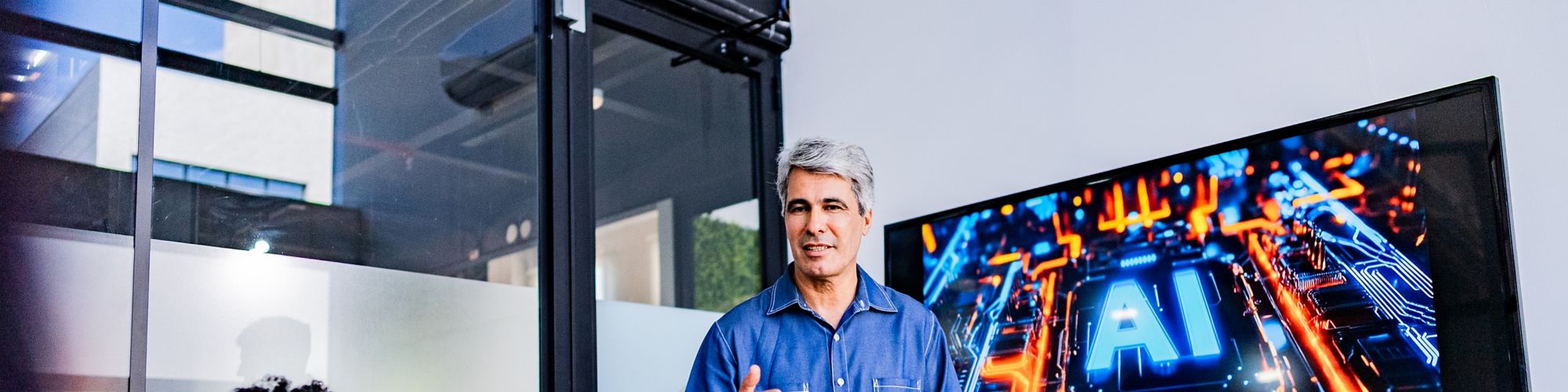 Fotografía de un hombre ejecutivo explicando una presentación sobre inteligencia artificial