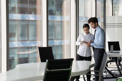 Dos personas en la empresa