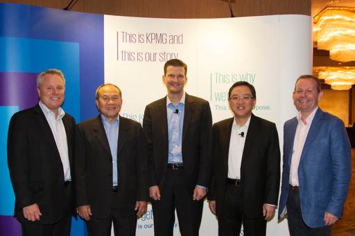 Bill Thomas, Global Chairman, KPMG International (middle), Honson To, Chairman, KPMG in China and Asia Pacific (2nd from right), and Winid Silamongkol, Chief Executive Officer, KPMG in Thailand, Myanmar and Laos (2nd from left), and other key partners at 2017 ASPAC Partners’ Conference in Bangkok, Thailand