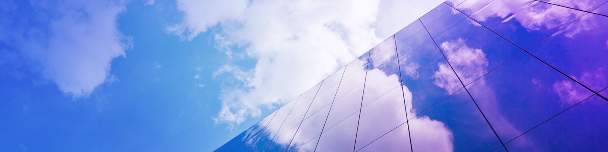 Glasfassade und blauer Himmel