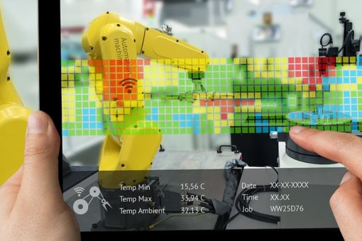Automation Machine Roboter mit Kennzahlen auf Tablet