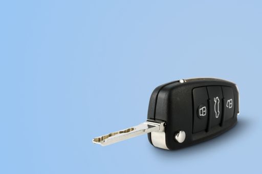 Autoschlüssel auf hellblauem Hintergrund