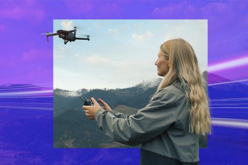 Kvinne flyr en drone