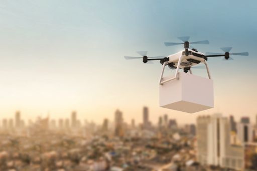 drone carregando uma caixa