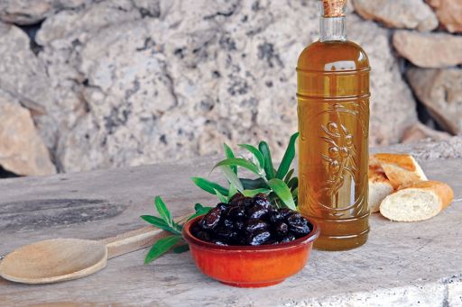 Black olives in bowl and olive oil