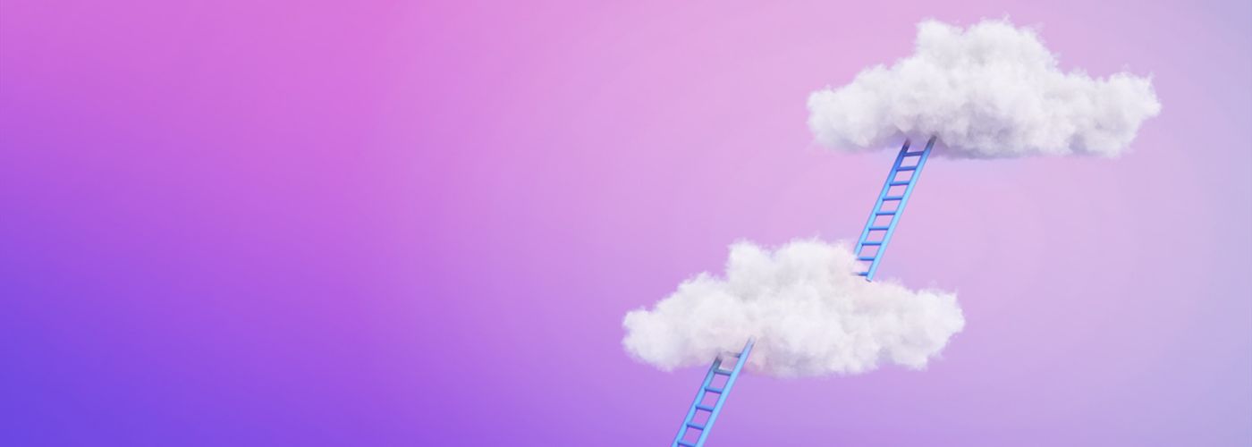 Cloud Monitor Zwei blaue Leitern umhüllt von Wolken