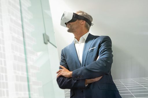 Hombre con lentes de realidad virtual