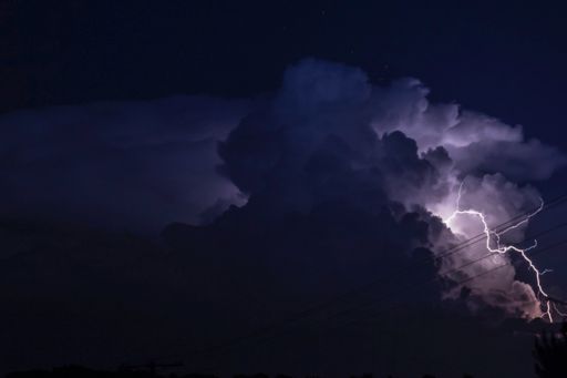 Blitz über Nachthimmel