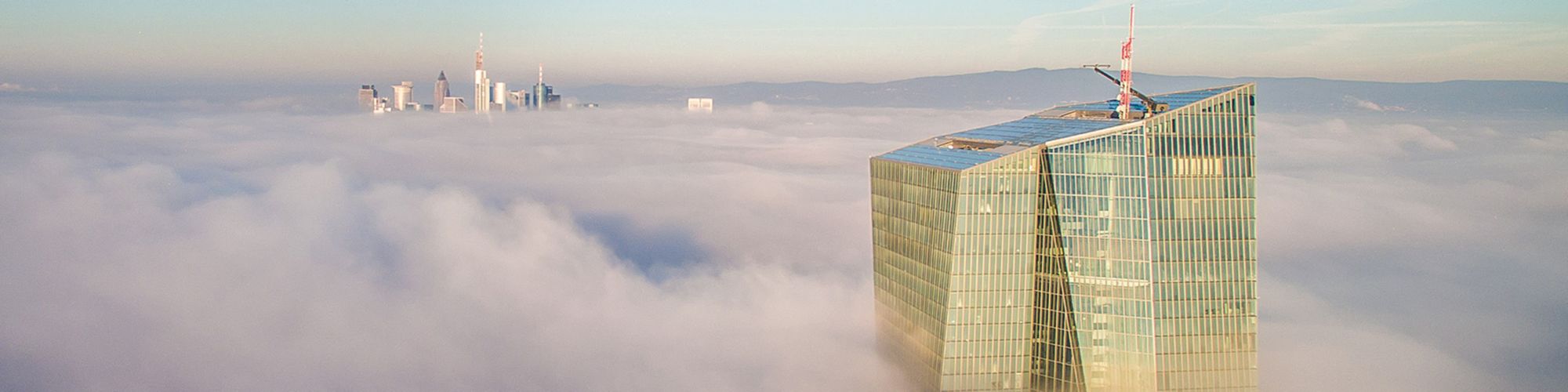 EZB-Hochhaus über Wolken