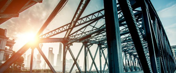 Brücke vor Skyline