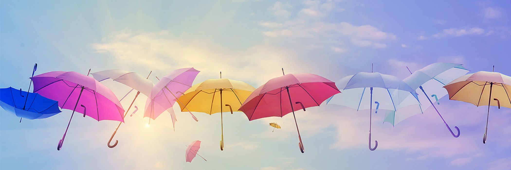Schwebende bunte Regenschirme