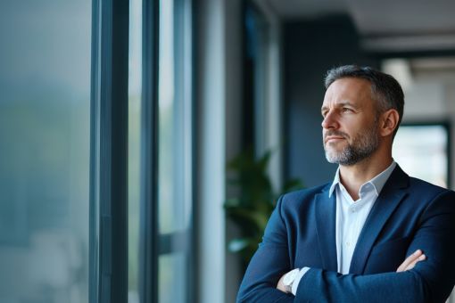 professionnel en affaires debout près de la fenêtre