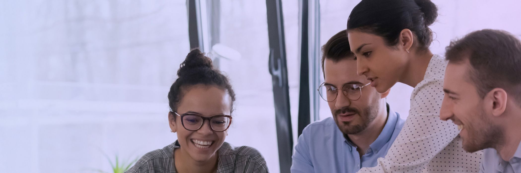 Femme d'affaires pointant l'écran de son ordinateur portable