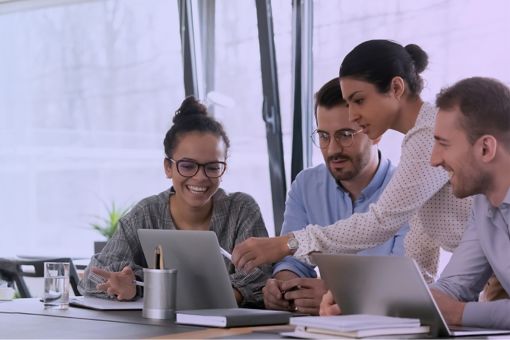 Femme d'affaires pointant l'écran de son ordinateur portable