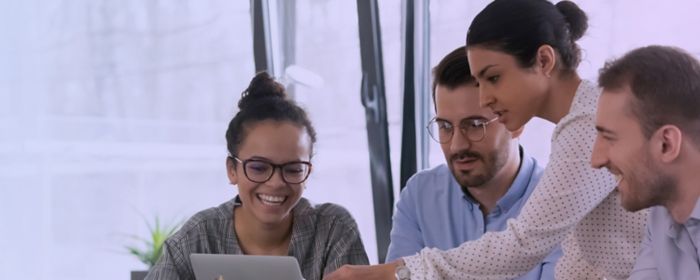 Femme d'affaires pointant l'écran de son ordinateur portable