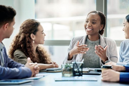 Discussion d'équipe commerciale