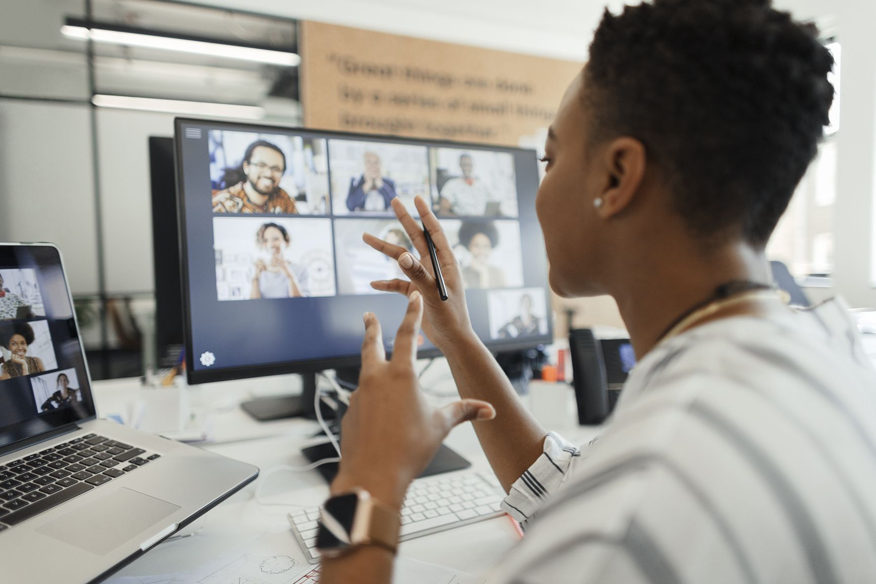 Expert discutant en distanciel avec des clients