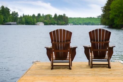 Chaises longues sur quai au bord du lac
