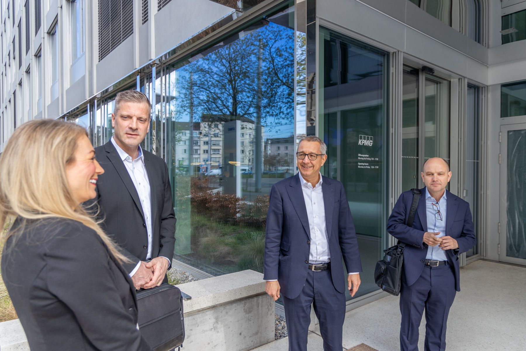 Christoph Frey, Jörg Kilchmann und Ulrich Prien mit Kundin bei KPMG