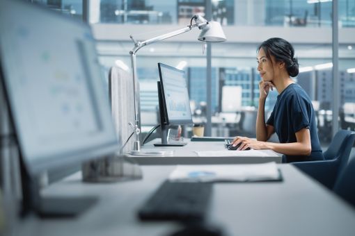 mujer mirando computadora