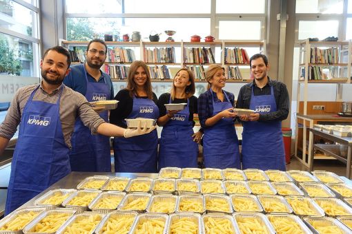 Οι εθελοντές της KPMG εν ώρα μαγειρικής δράσης