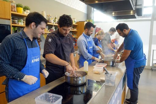 Οι εθελοντές της KPMG εν ώρα μαγειρικής δράσης