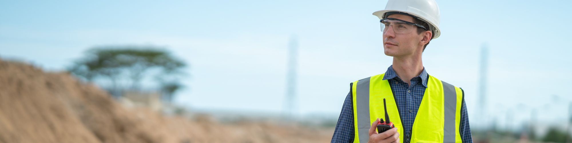 Ingeniero inspeccionando una construcción