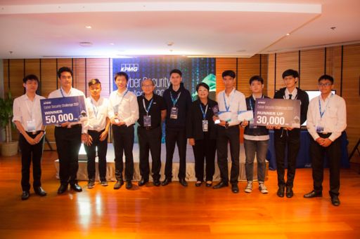 Winid Silamongkol, Chief Executive Officer, KPMG in Thailand, Myanmar and Laos (5th from left), Prathan Phongthiproek, Advisory Manager, Management Consulting (middle), and Siraporn Chulasatpakdy, Advisory Partner, Head of Technology, Media and Telecommunications, KPMG in Thailand (5th from right)