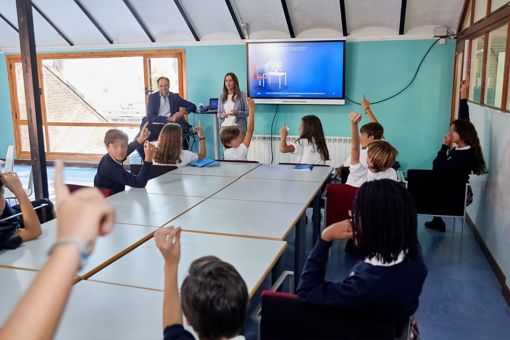 Marc Martínez, socio responsable de Ciberseguridad de KPMG en España, con algunos de los alumnos participantes