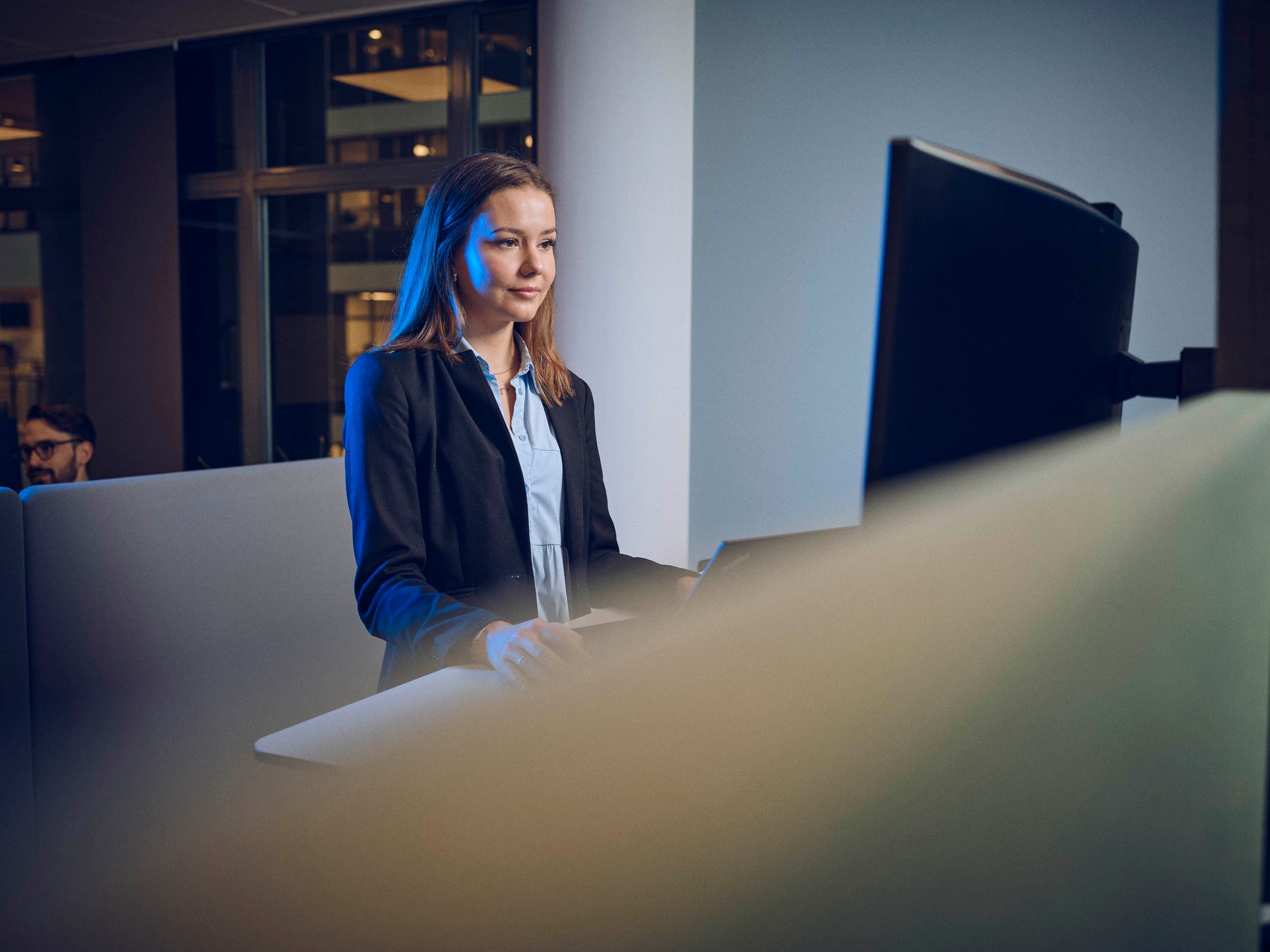 Medarbejder står ved computer