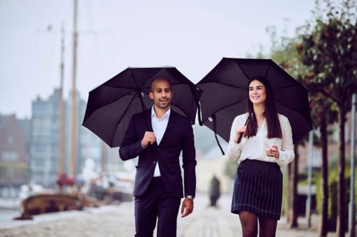 To personer der går med paraply